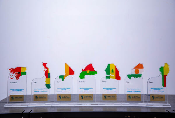 Coris Bank International reçoit des trophées