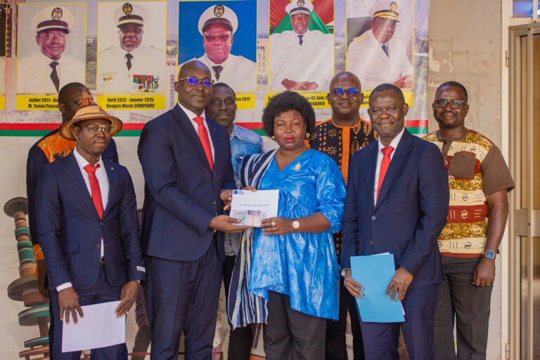 « Deme Sira » : le Personnel de Coris Holding marche sur la voie de la solidarité